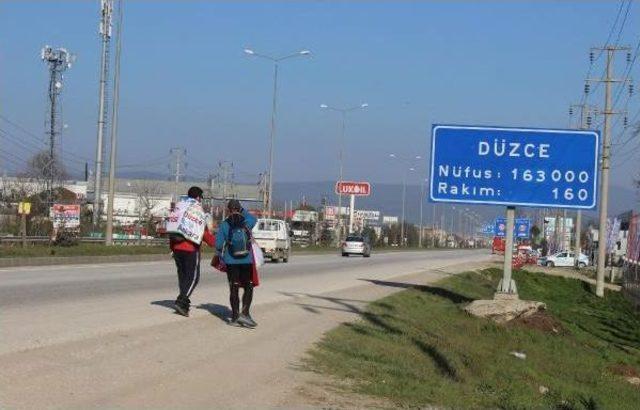 'kardeşlik' Için Yürüyen 2 Kişi, Düzce'ye Ulaştı