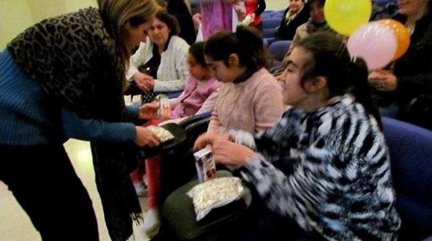 &Ccedil;eşme&rsquo;de &Uuml;niversite &Ouml;ğrencileri, Engelli &Ccedil;ocuklara El Uzattı