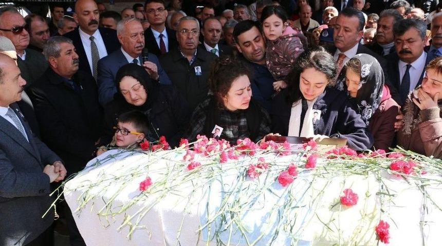 Eski Bakan, Makam Şof&ouml;r&uuml;n&uuml;n Ardından G&ouml;zyaşı D&ouml;kt&uuml;