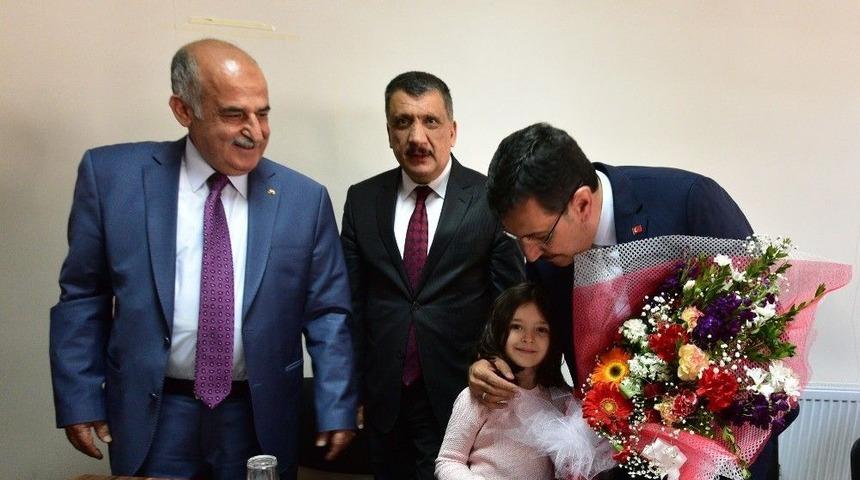 Bakan T&uuml;fenkci Yetim Aileleriyle Bir Araya Geldi