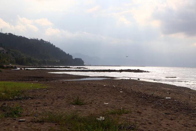 Karadeniz’in hırçın dalgaları yapay plajları yok ediyor