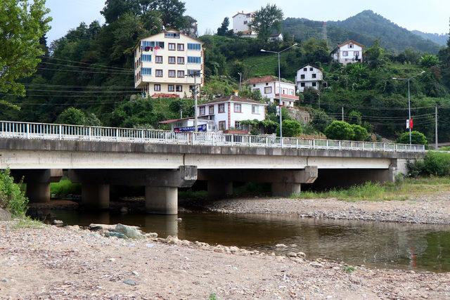 Karadeniz’in hırçın dalgaları yapay plajları yok ediyor