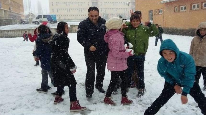 &Ouml;ğrencilerin Kartopu Savaşı