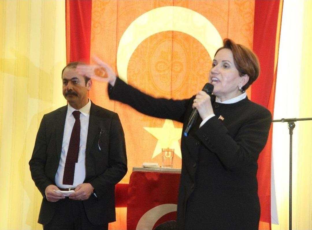 Meral Akşener&rsquo;e Balkondan &lsquo;evet&rsquo; Protestosu