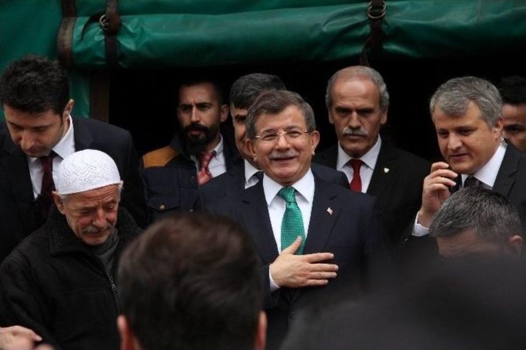 Ahmet Davutoğlu&rsquo;nun Papağan İle Zor Anları