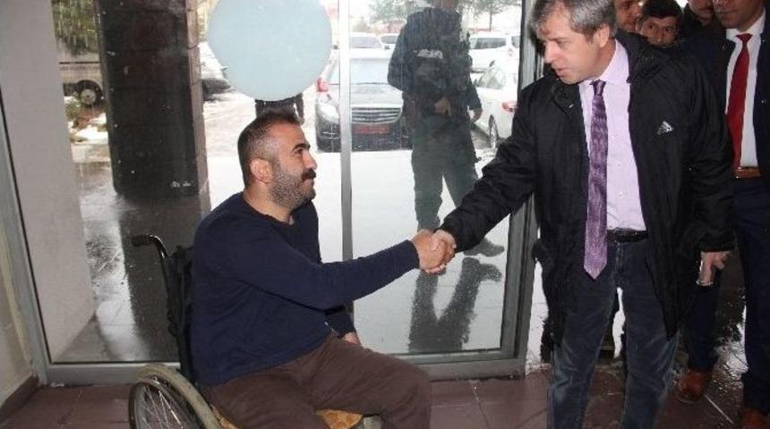 Vali &Ccedil;ınar&rsquo;dan Engellilere Ziyaret