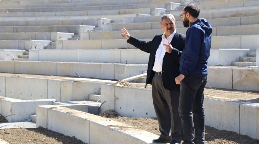 Başkan Uysal Amfi Tiyatro Çalışmalarını İnceledi