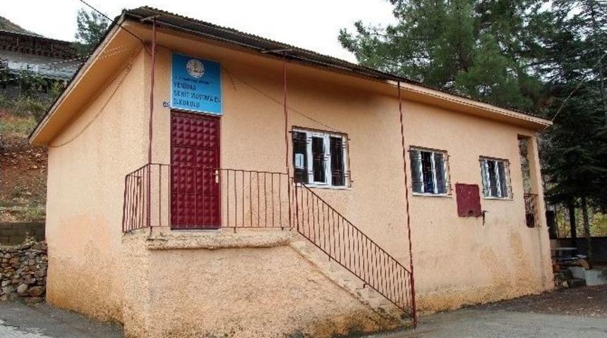 &Ouml;ğretmen &Ouml;ğrencilere Akrep Yedirdi İddiası