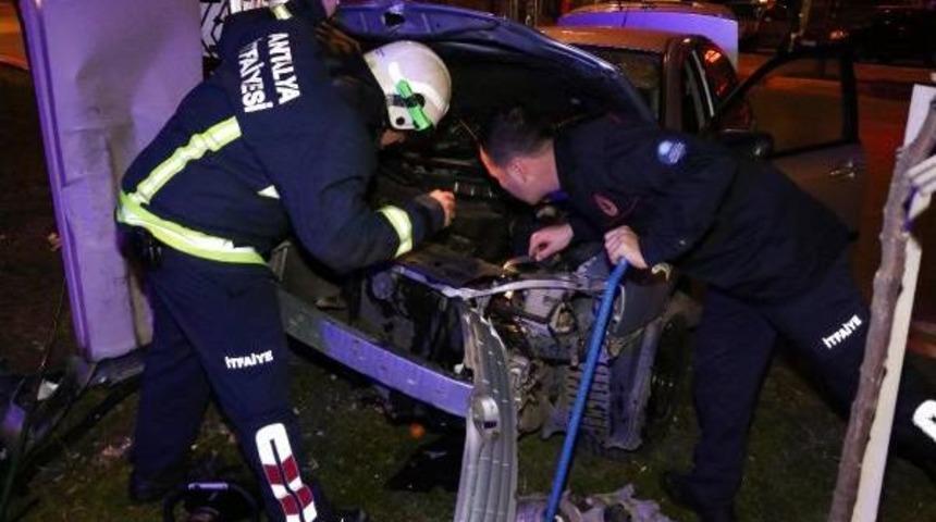 Otomobil Reklam Tabelasına &Ccedil;arptı: 2 Yaralı