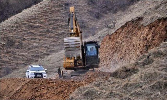 Köylüler Kendi Yollarını Yapıyor 1