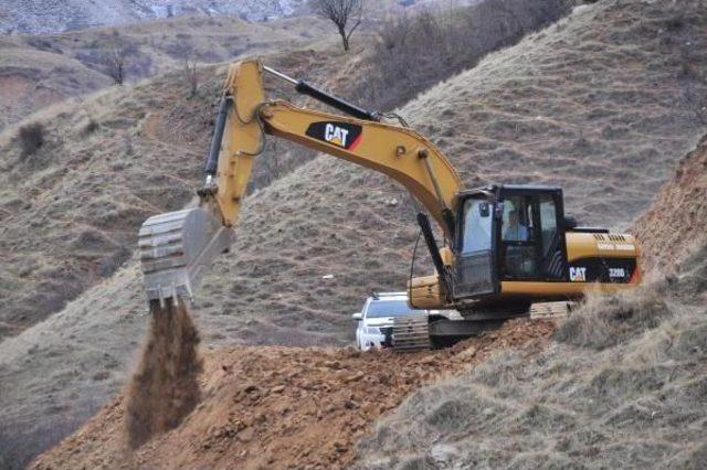 Köylüler Kendi Yollarını Yapıyor 3