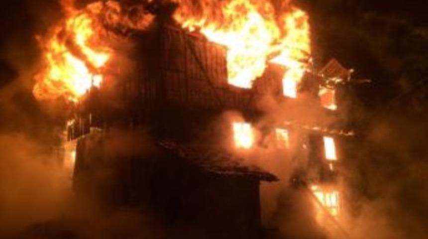 Kastamonu&rsquo;da &Uuml;&ccedil; Katlı Ahşap Bina Tamamen Yandı