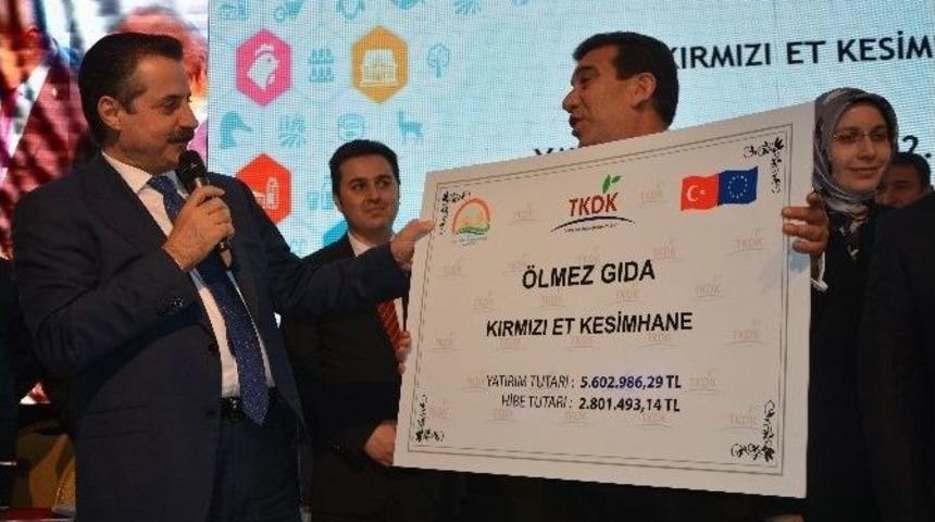 Bakan &Ccedil;elik, Gen&ccedil; &Ccedil;ift&ccedil;ilere Hibe Dağıttı