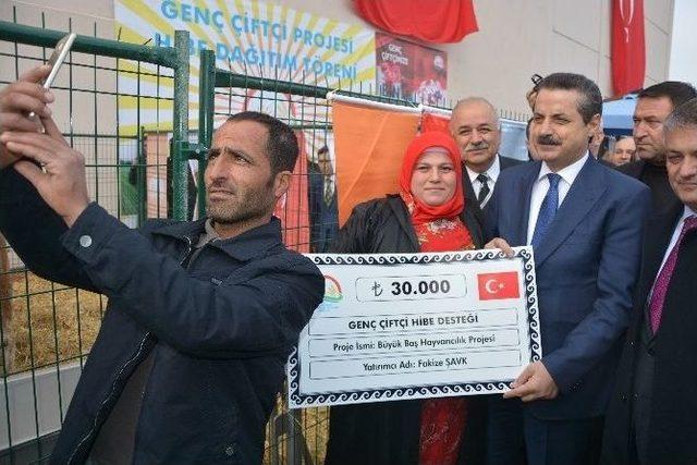 Bakan &Ccedil;elik, Gen&ccedil; &Ccedil;ift&ccedil;ilere Hibe Dağıttı 1