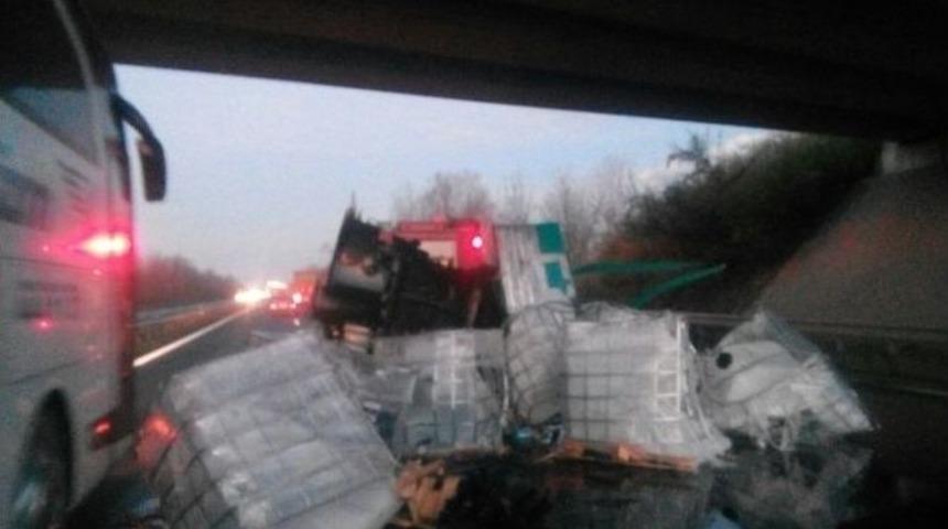 Tem Otoyolunda İki Tır &Ccedil;arpıştı: 1 Yaralı