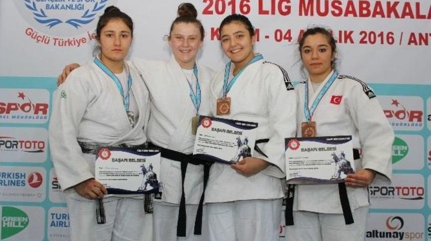 Judoda &Uuml;&ccedil; Altın İstanbul&rsquo;a