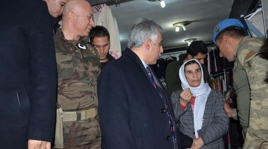 Vali Toprak&rsquo;a Sarılan 4 &Ccedil;ocuk Annesinin İş Talebi