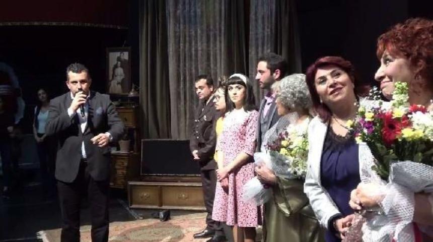 Melek Baykal'dan 'ahududu' Oyununda &Ccedil;ifte Atat&uuml;rk Mesajı