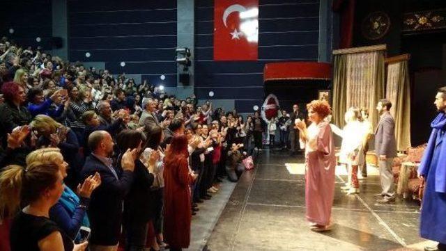 Melek Baykal'dan 'ahududu' Oyununda Çifte Atatürk Mesajı