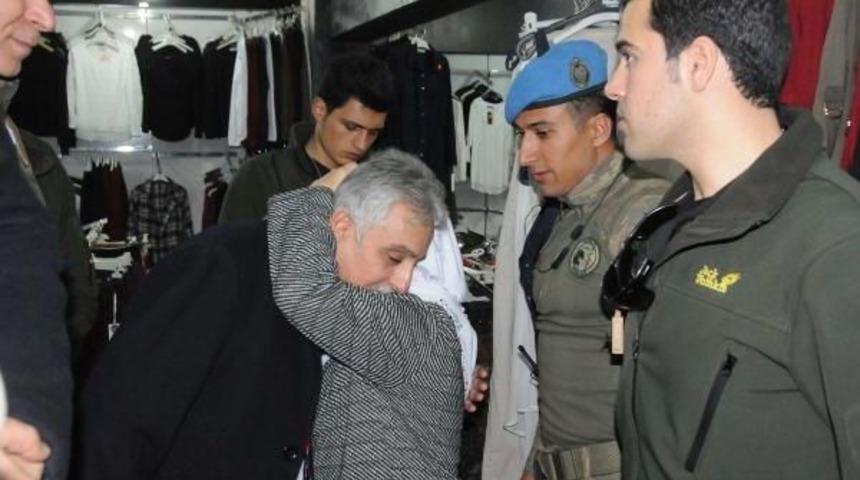 Yaşlı Kadın Vali Toprak'a Sarılıp Işsiz Oğlu I&ccedil;in Iş Istedi