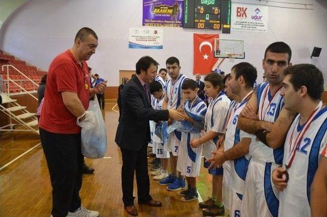 Özel Sporcular Efespor’u Mağlup Etti