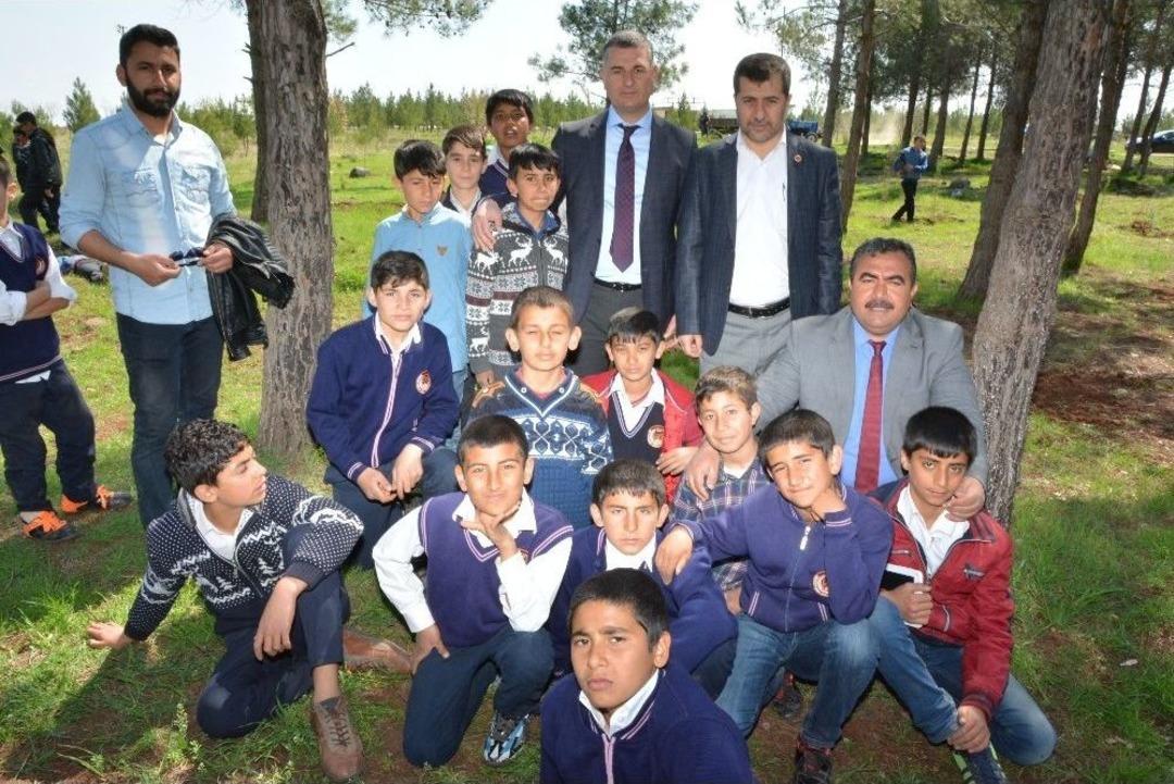 &Ouml;ğrenciler G&ouml;let &Ccedil;evresinde &Ccedil;&ouml;p Toplayıp Ağa&ccedil; Dikti