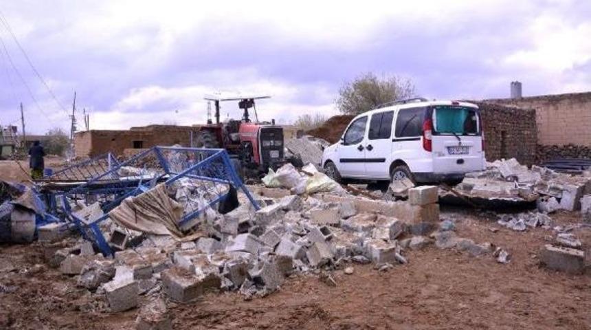 Ceylanpınar'da Fırtına, Ağa&ccedil;ları Devirdi, &Ccedil;atıları U&ccedil;urdu