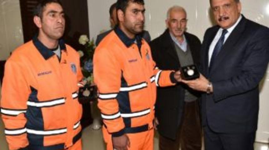 Temizlik Iş&ccedil;isi 2 Kardeşten &Ouml;rnek Davranış