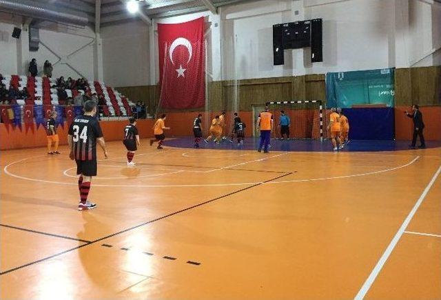 Üsküdar’da ünlü Futbolcularla Down Sendromlu Gençler Futbol Maçı Yaptı