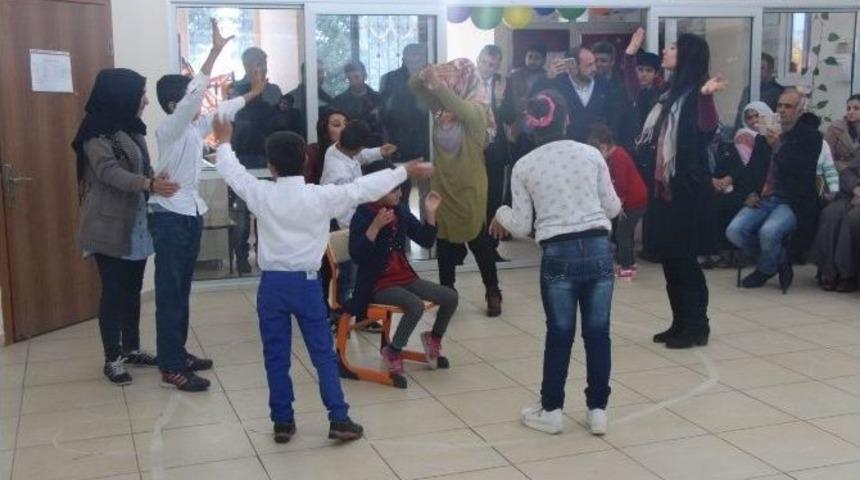 &Ouml;zel &Ouml;ğrenciler İzleyenleri Kendine Hayran Bıraktı