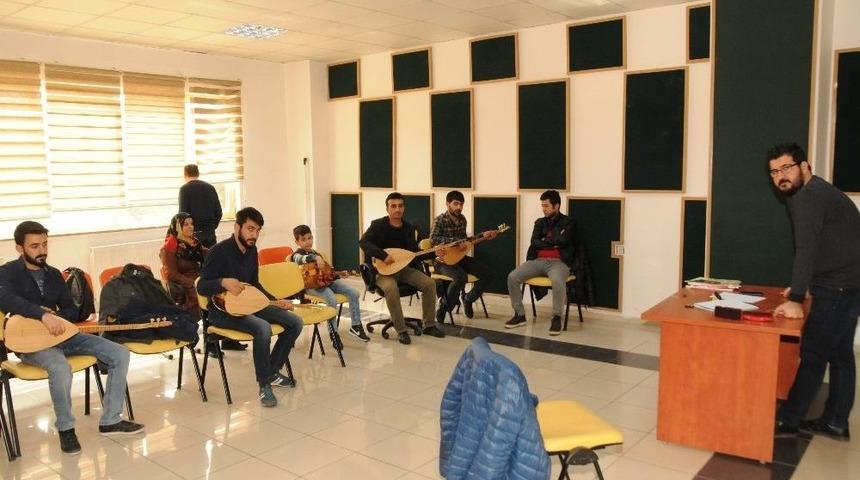 Kayapınar&rsquo;da K&uuml;lt&uuml;rl&uuml; Gen&ccedil;ler Yetişiyor