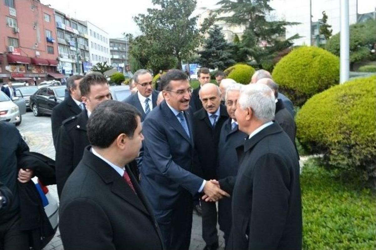 Bakan T&uuml;fenkci&rsquo;den Yangında Zarar G&ouml;ren Kilimciler Sitesi Esnafına Yardım M&uuml;jdesi