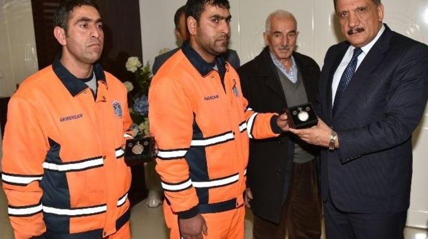 Temizlik İş&ccedil;isi İki Kardeşten &Ouml;rnek Davranış