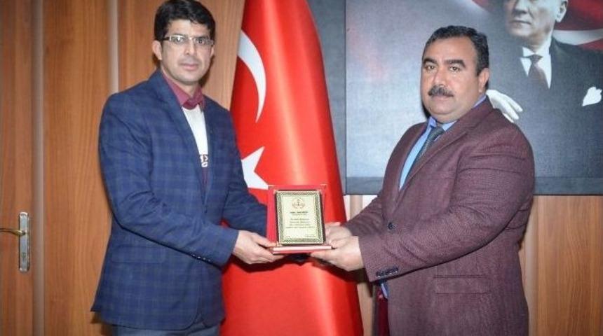 Eğitime Destek Veren Basın Mensubuna Plaketli Teşekk&uuml;r