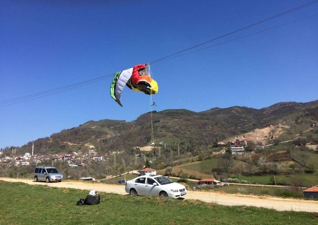 İranlı Yama&ccedil; Paraş&uuml;t&ccedil;&uuml; 34 Bin Volt Elektrik Tellerine Dolandı