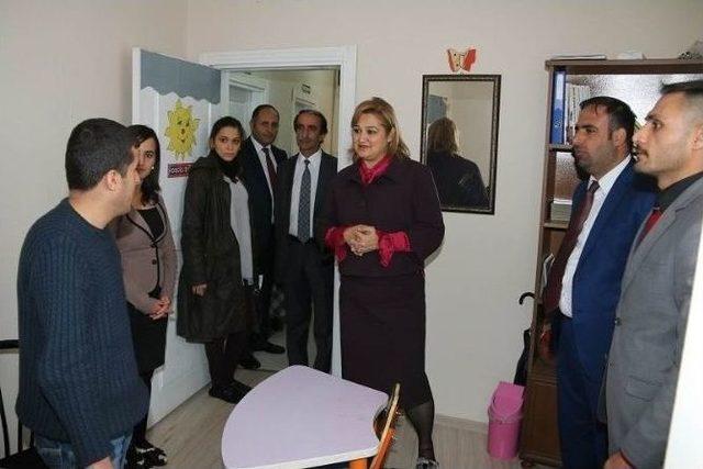 Vali Toprak&rsquo;ın Eşinden Engellilere Ziyaret 1