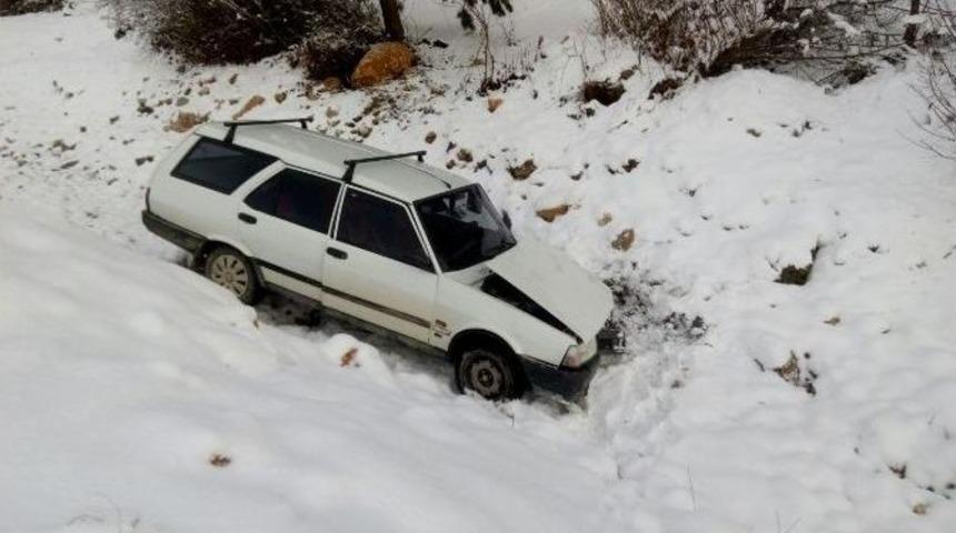 Karda Kayan Otomobil Dereye U&ccedil;tu: 2 Yaralı