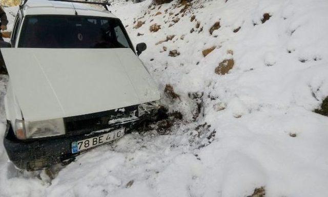 Karda Kayan Otomobil Dereye U&ccedil;tu: 2 Yaralı 1