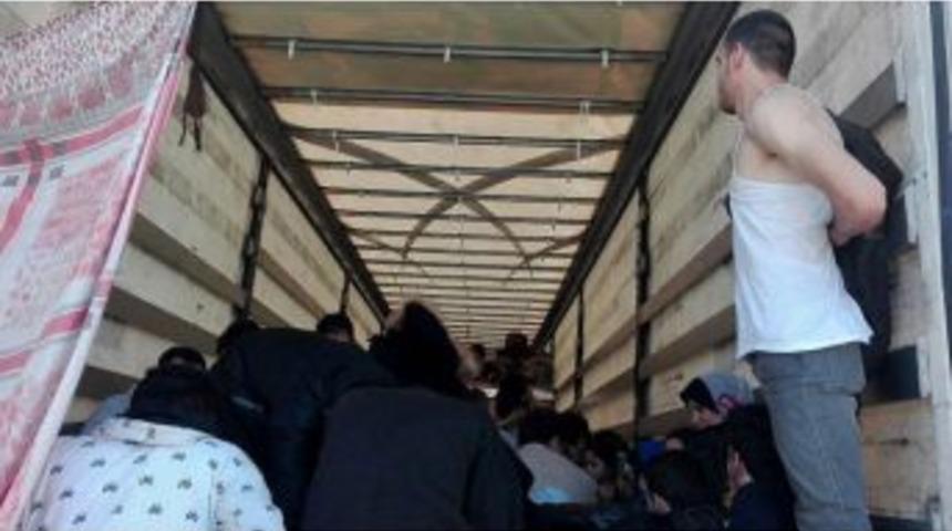 Tır&rsquo;la &Ccedil;eşme&rsquo;den İtalya&rsquo;ya Ka&ccedil;maya Kalktılar