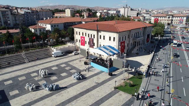 Eğitim gördüğü bugünkü Kongre Müzesi'nin maketini yaptı