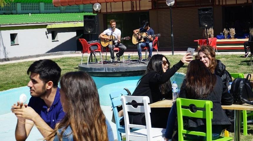 Esog&uuml;&rsquo;de &Ouml;ğrencilere Vize &Ouml;ncesi M&uuml;zik Ziyafeti