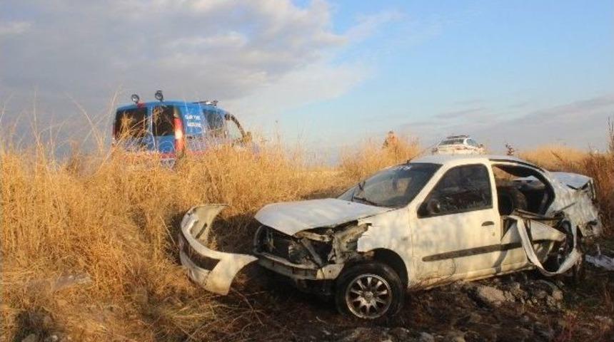 Otomobil Tarlaya U&ccedil;tu: 1 &Ouml;l&uuml;, 5 Yaralı