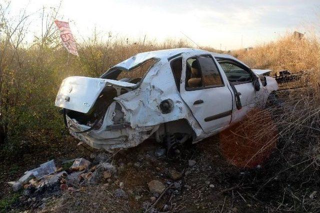 Otomobil Tarlaya U&ccedil;tu: 1 &Ouml;l&uuml;, 5 Yaralı 1