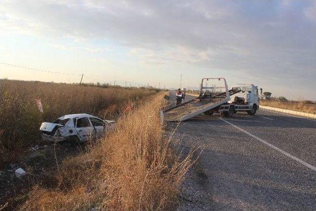 Otomobil Tarlaya U&ccedil;tu: 1 &Ouml;l&uuml;, 5 Yaralı 2