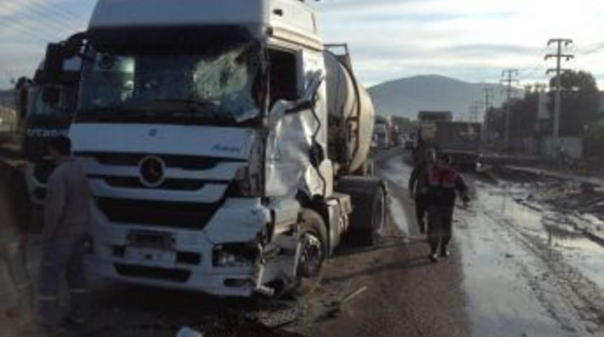 İzmir&rsquo;de Hafriyat Kamyonu İle Tanker &Ccedil;arpıştı: 1 Yaralı