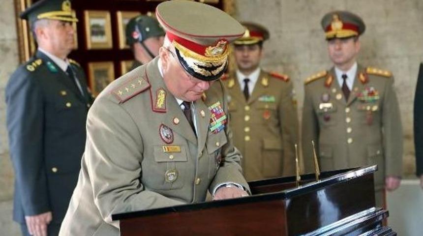 Romanya Genelkurmay Başkanı Ciuca Anıtkabir'i Ziyaret Etti