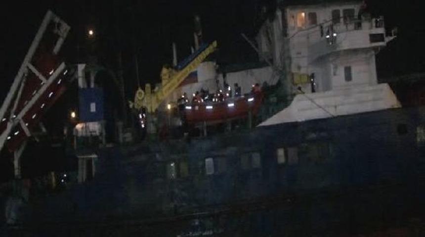 Kartal'da Lodosun Etkisiyle Rus Gemisi Karaya Oturdu (1)