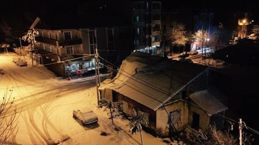 Patnos&rsquo;ta Kar Yağışı Hayatı Olumsuz Y&ouml;nde Etkiliyor