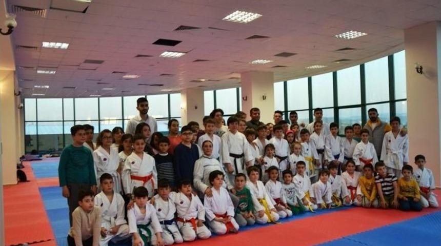 D&uuml;nya Karete Şampiyonu Albayrak, Biga&rsquo;da Eğitim Verdi