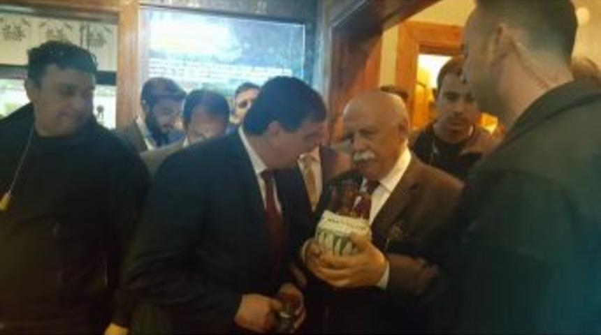 Başkan Yal&ccedil;ın&rsquo;dan Bakan Avcı&rsquo;ya Topraktan Yapılmış Su Testisi Hediye